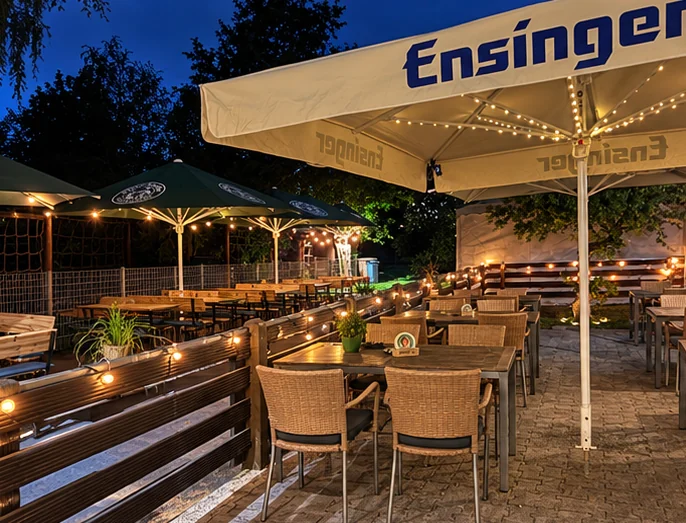 Beleuchteter Biergarten der ESV Gaststätte am Abend